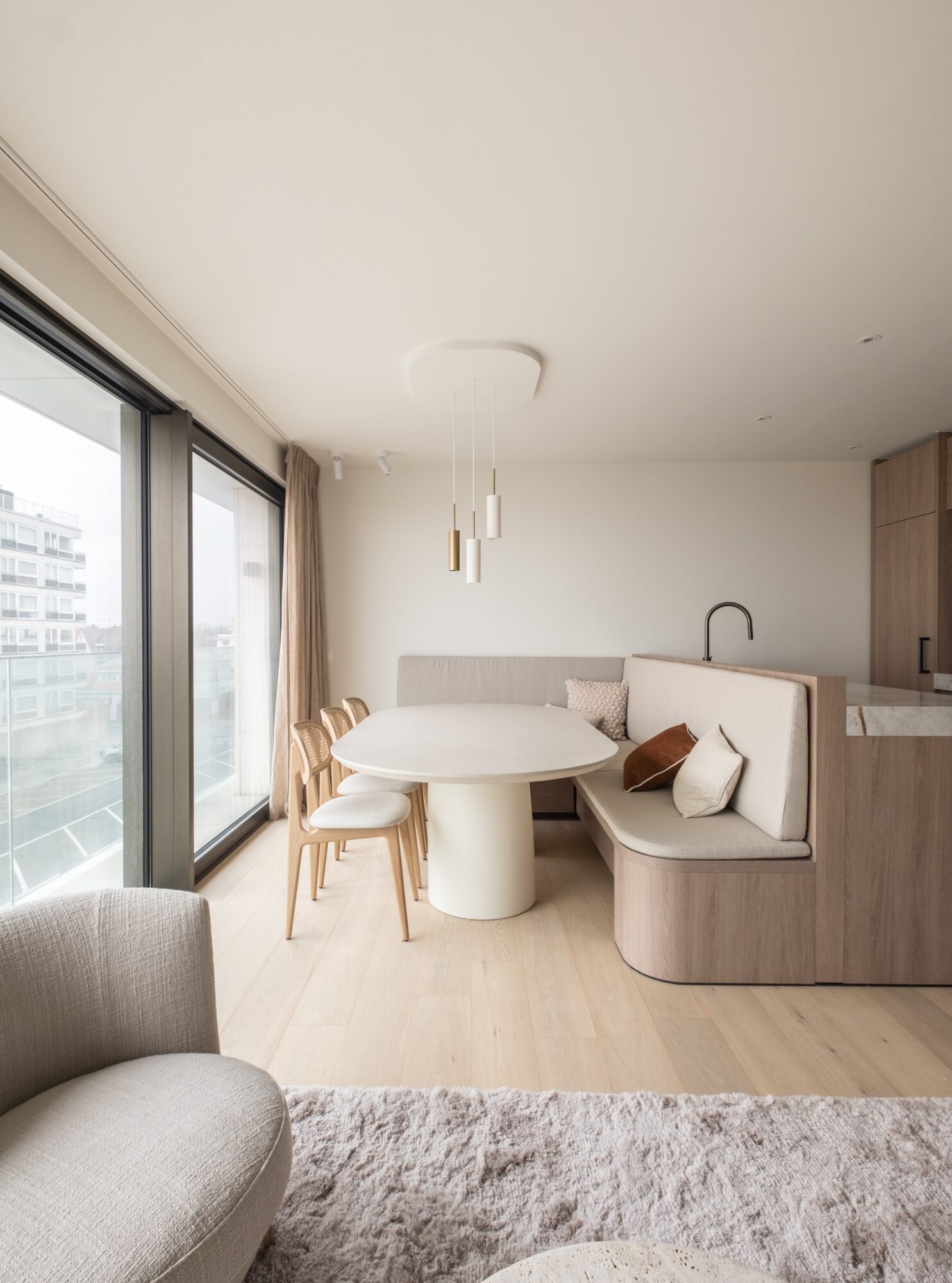 Rust, eenvoud en slimme maatwerkoplossingen vormen de basis van deze verfijnde pied-à-terre in Duinbergen. 🌾🌊

Met zachte lijnen, warme materialen en een doordachte indeling creëerden we een tijdloos interieur waarin comfort en functionaliteit perfect samenkomen. Van het geïntegreerde kookeiland en de zitbank tot verborgen deuren en subtiele materiaalaccenten: elk detail draagt bij aan een serene woonbeleving aan zee.

#contentarchitects #interiordesign #duinbergen #piedaterre #belgischekust #maatwerk #warmminimalism #timelessinterior #coastalliving