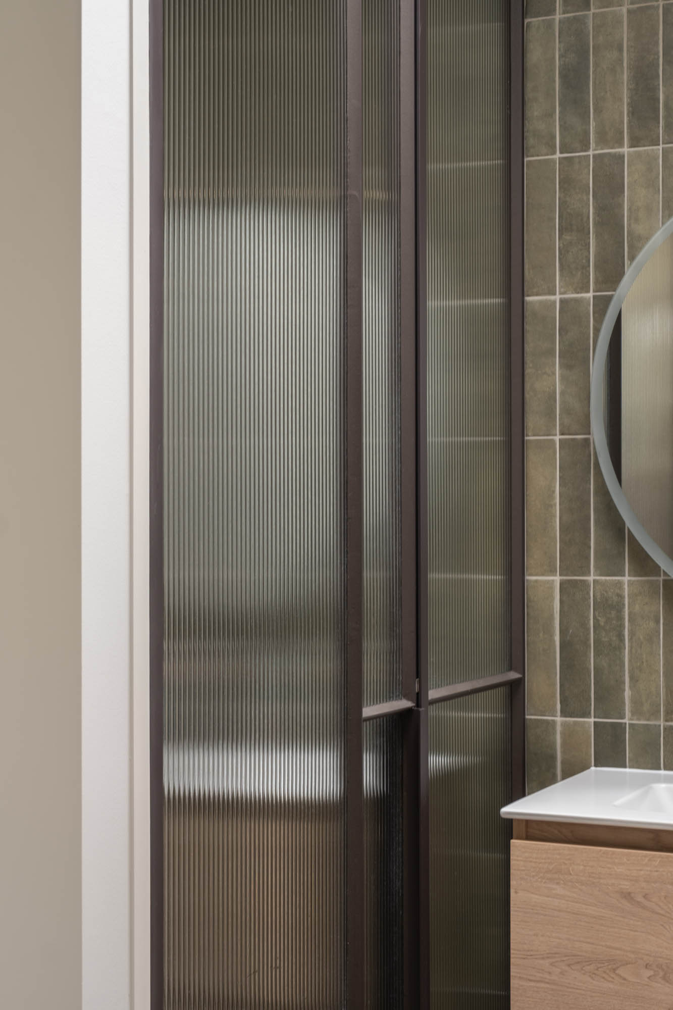 badkamerinrichting badkamer douche met groene tegels en fluted glas nieuwbouwwoning Zoersel