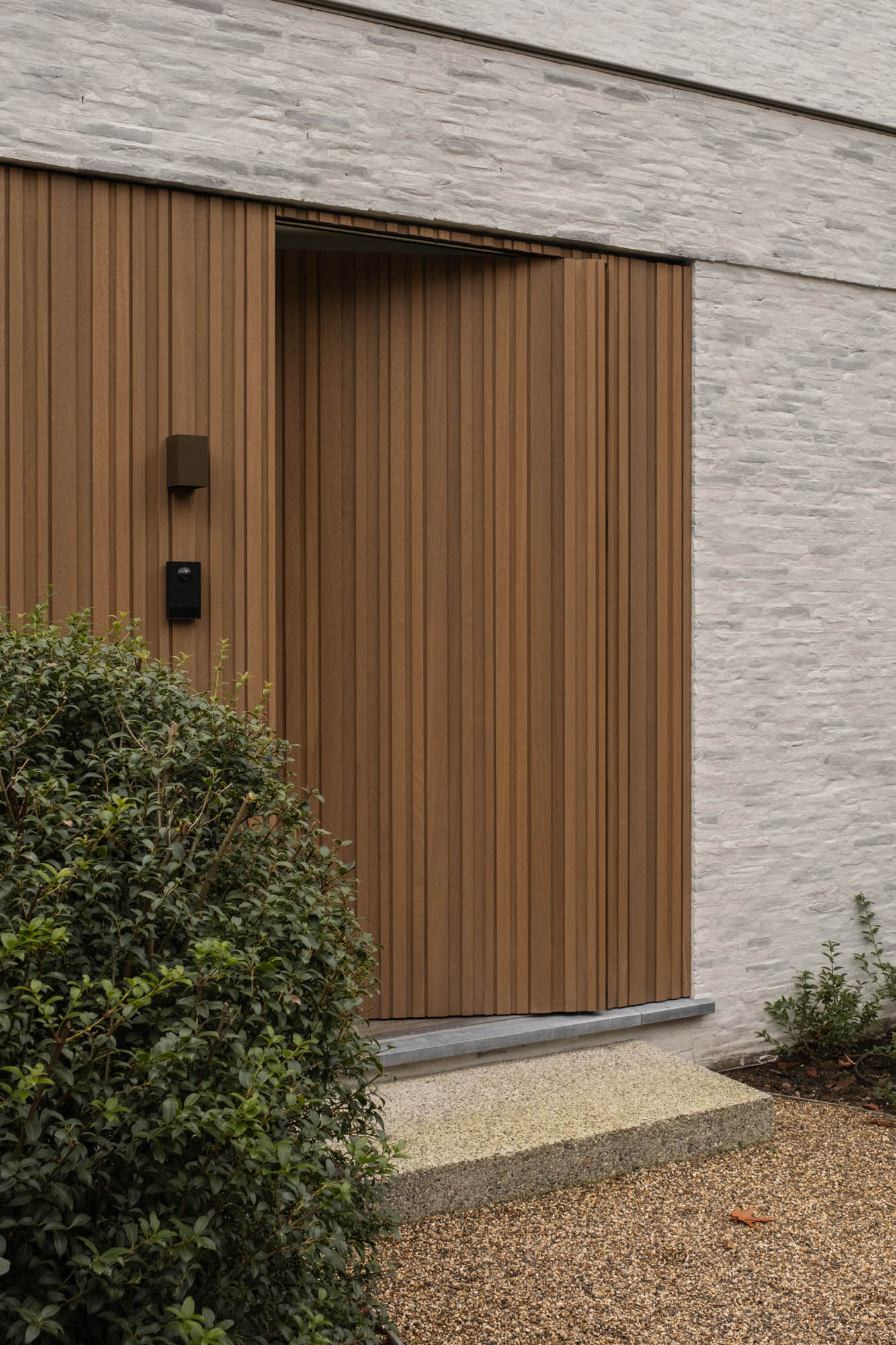 architectuur gevelmetselwerk, houten voordeur en gevelbekleding nieuwbouwwoning Zoersel