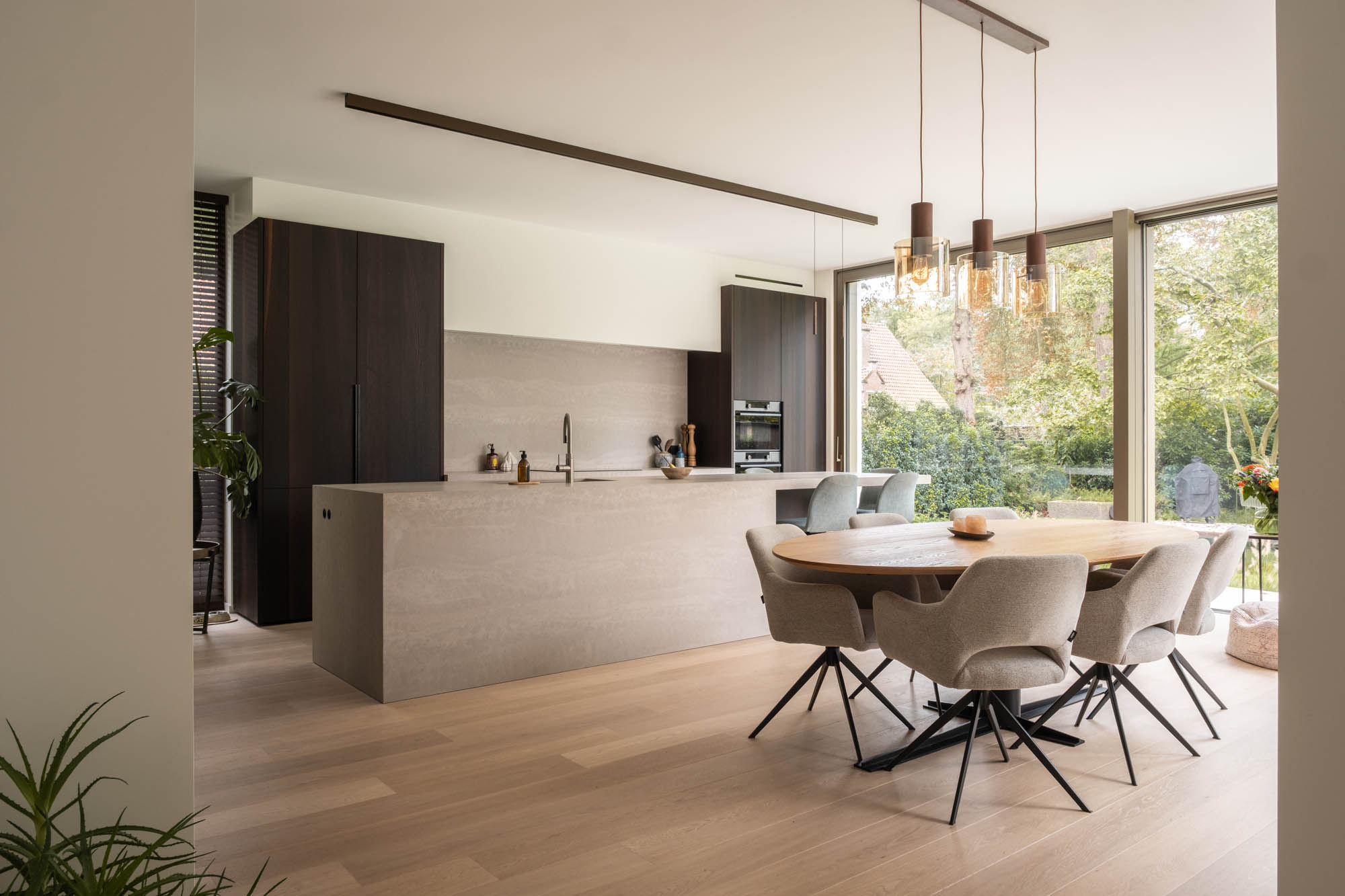 interieurinrichting keukeninrichting keuken en eetkamer met donker eik en steen nieuwbouwwoning Zoersel