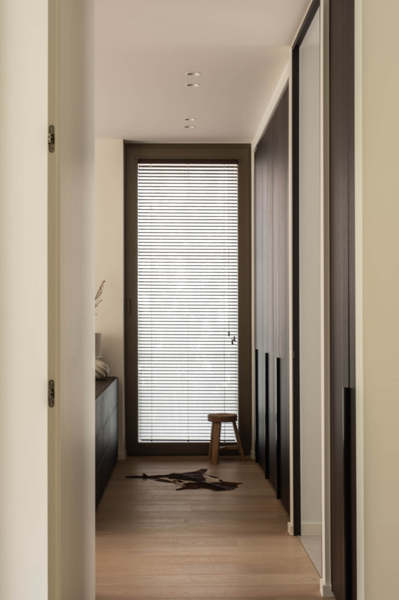 interieurinrichting interieur kast van donker eik en brons buitenschrijnwerk nieuwbouwwoning Zoersel