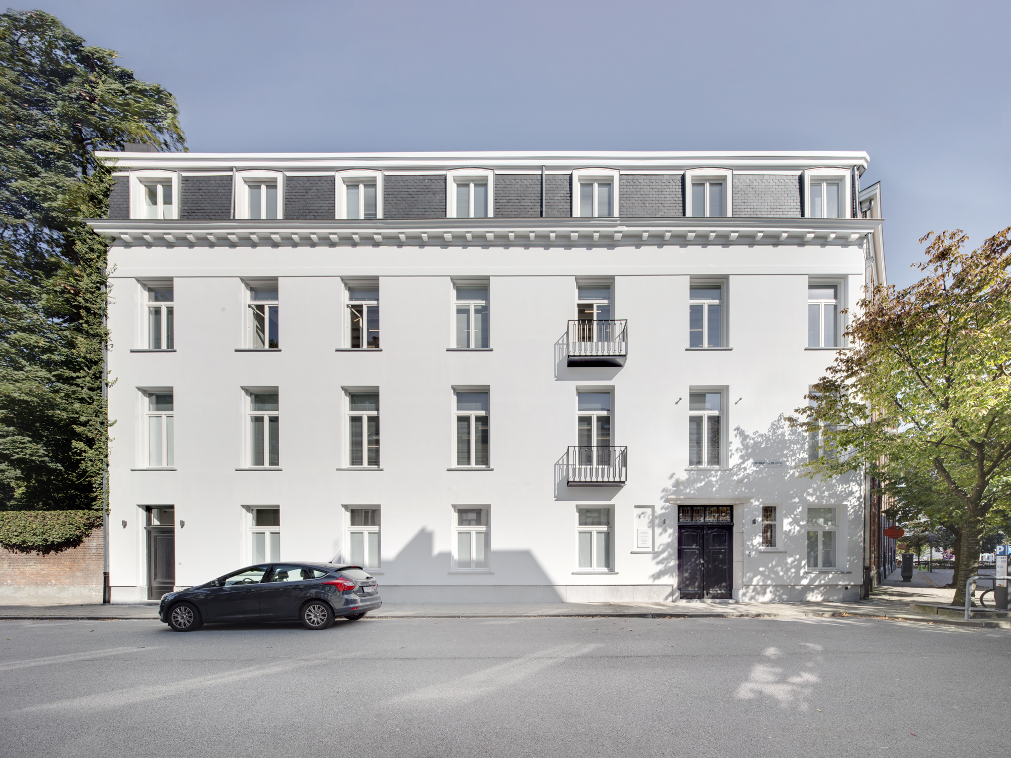 voorgevel lijstgevel herontwikkeling priesterwoningen kantoren Antwerpen