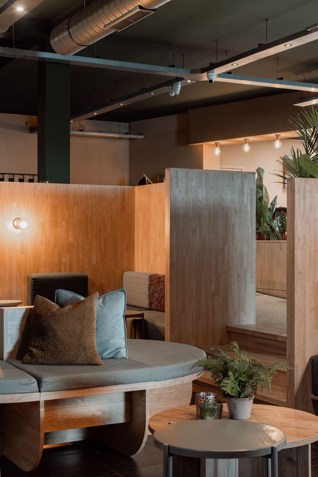 zithoek met hout en gestoffeerde banken renovatie horeca inrichting Sint-Niklaas