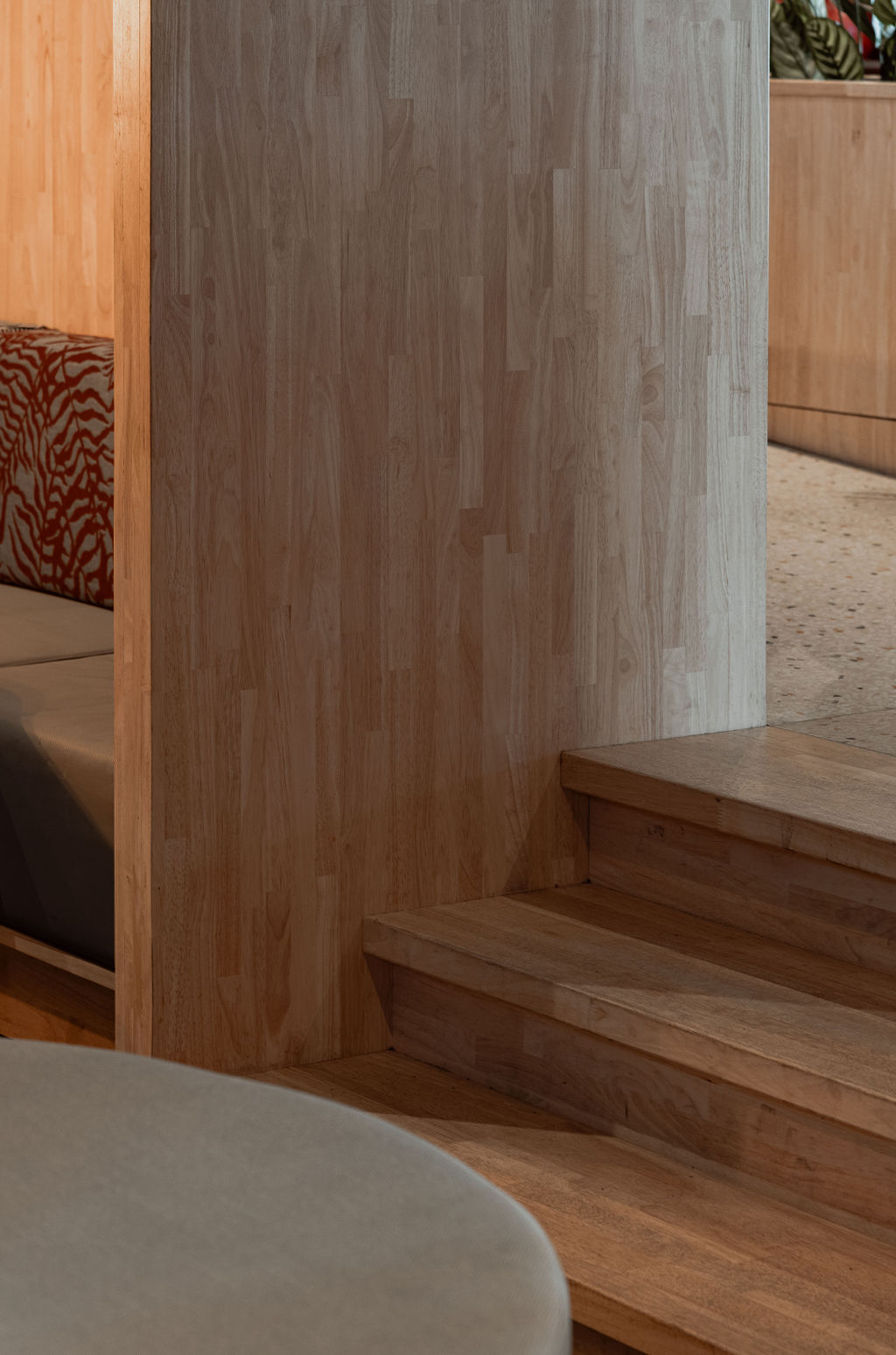 detail houten trap en houten paneel renovatie horeca inrichting Sint-Niklaas