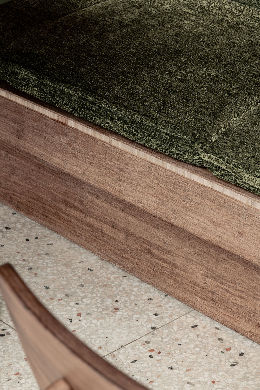 houten zitbank met groene stoffering en terrazzo vloer renovatie horeca inrichting Sint-Niklaas