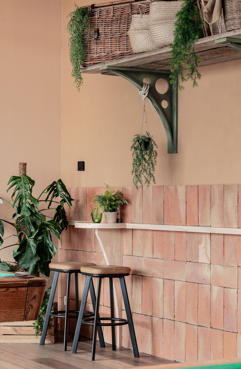 terracotta wandtegels in mediterrane stijl met barkrukken renovatie horeca inrichting Sint-Niklaas