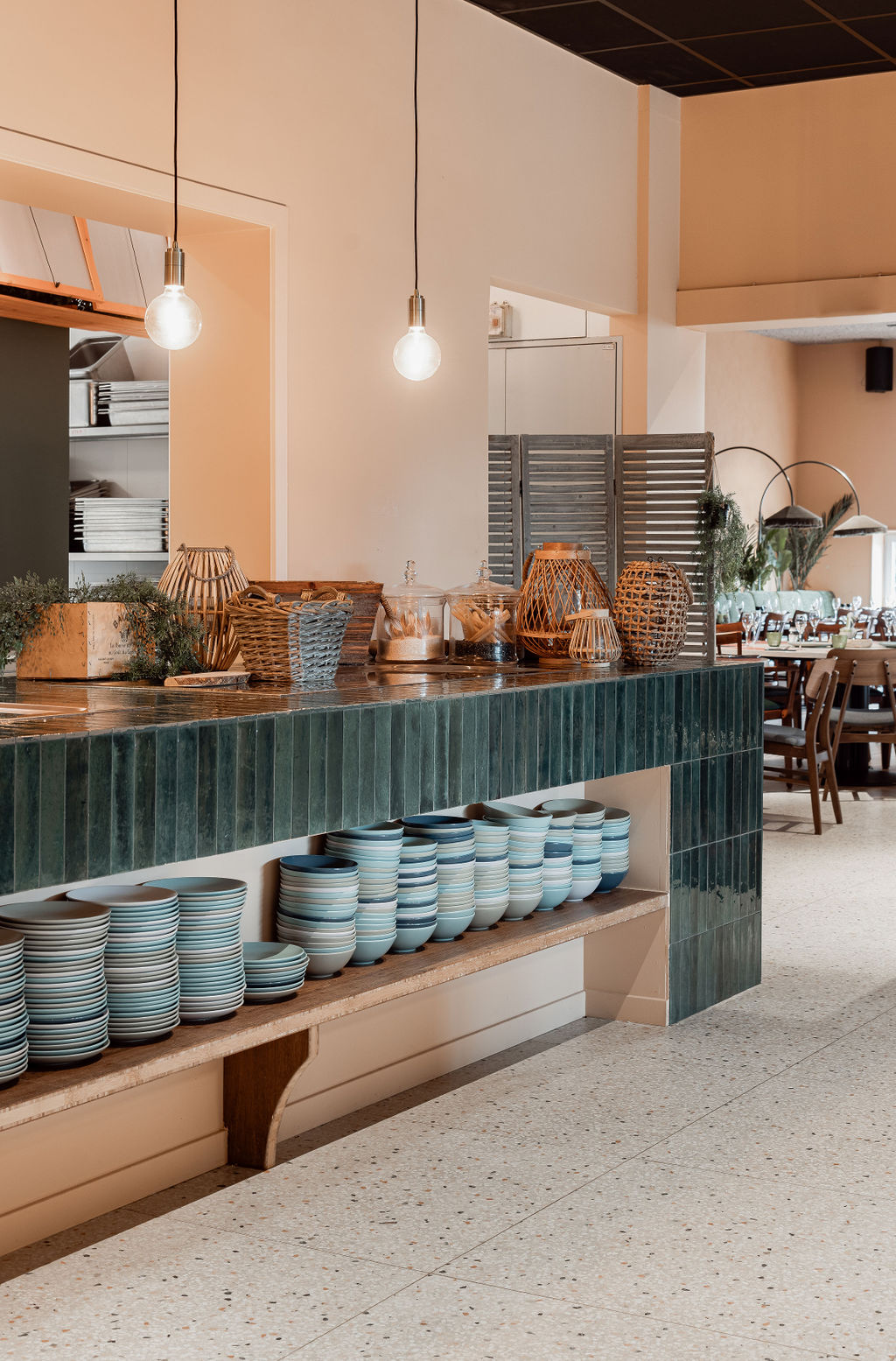 open kast bekleed met groene tegels in mediterrane stijl en terrazzovloer renovatie horeca inrichting Sint-Niklaas
