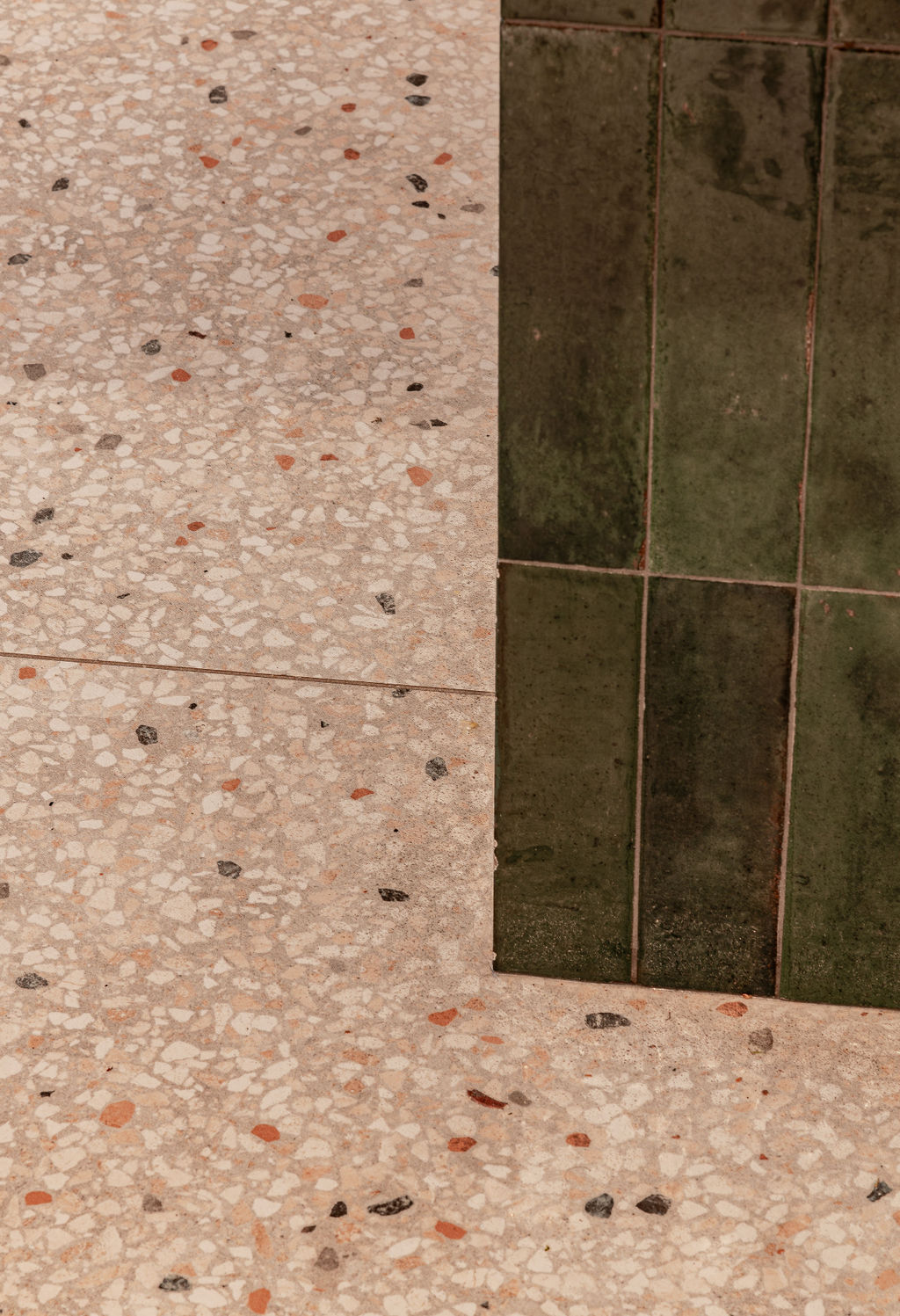 detail groene tegels in mediterrane stijl en terrazzovloer renovatie horeca inrichting Sint-Niklaas
