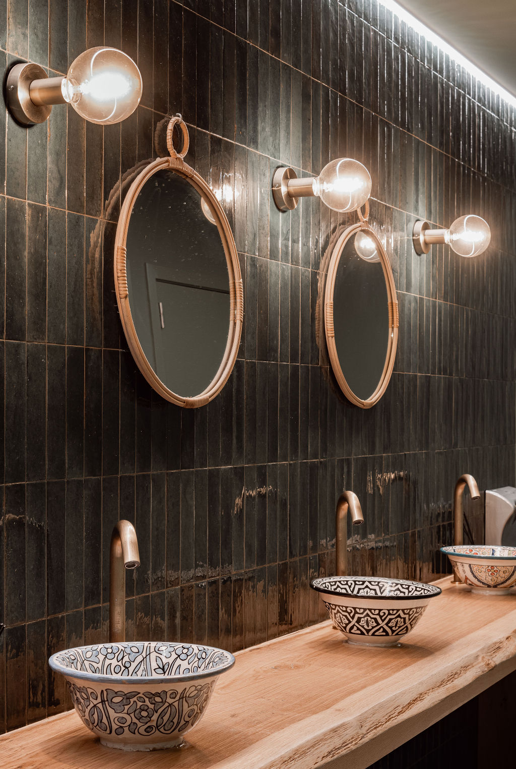 groene wandtegels met wandarmaturen, spiegels en lavabo's in mediterrane stijl renovatie horeca inrichting Sint-Niklaas