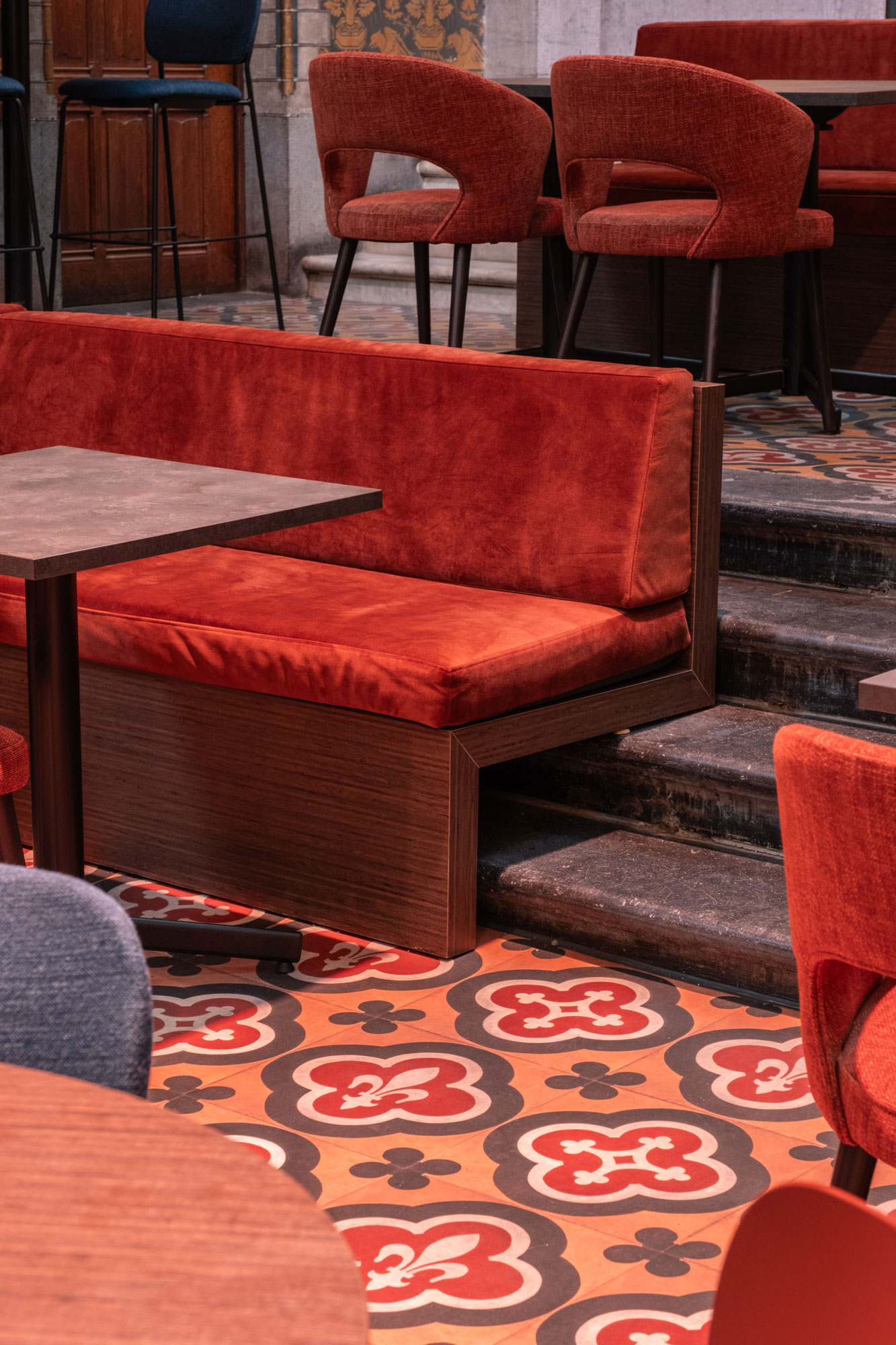 kerk als theaterfoyer tafels en rode zitbank interieurinrichting restauratie en herbestemming Antwerpen