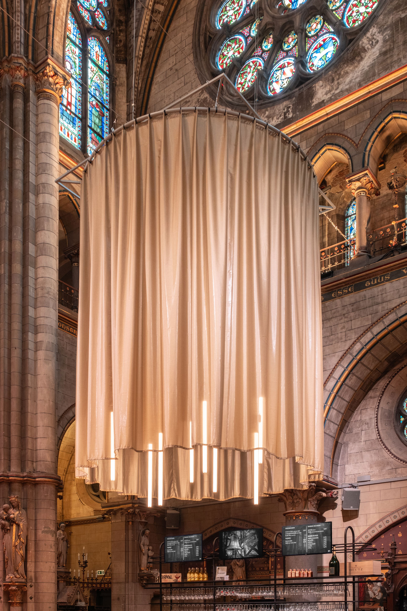 kerk als theaterfoyer groot gordijn met verlichting interieurinrichting restauratie en herbestemming Antwerpen
