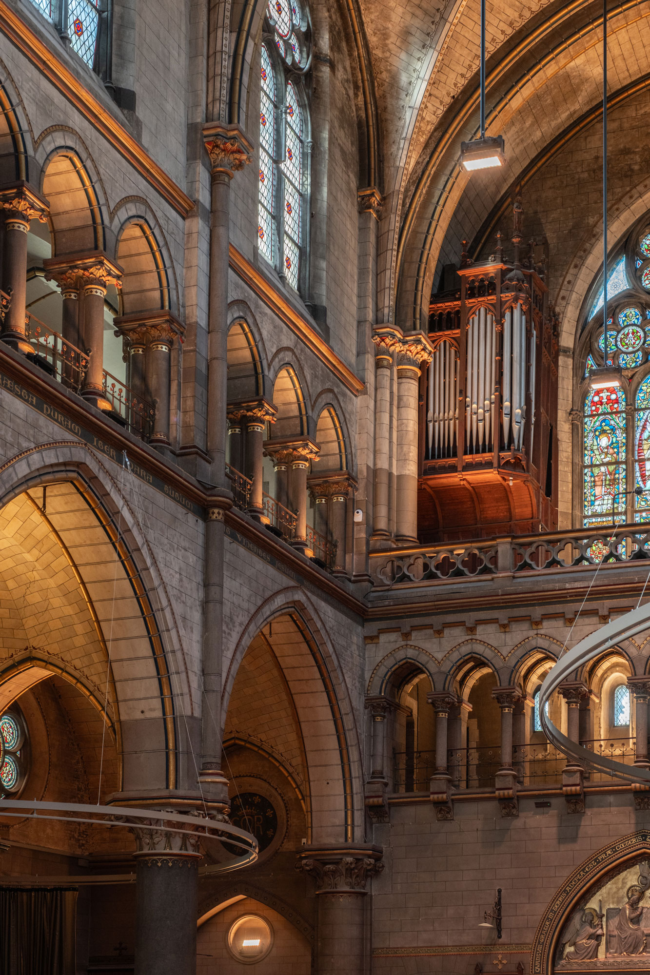 kerk als theaterfoyer met pendelarmaturen kerkinrichting spitsbogen interieurinrichting restauratie en herbestemming Antwerpen