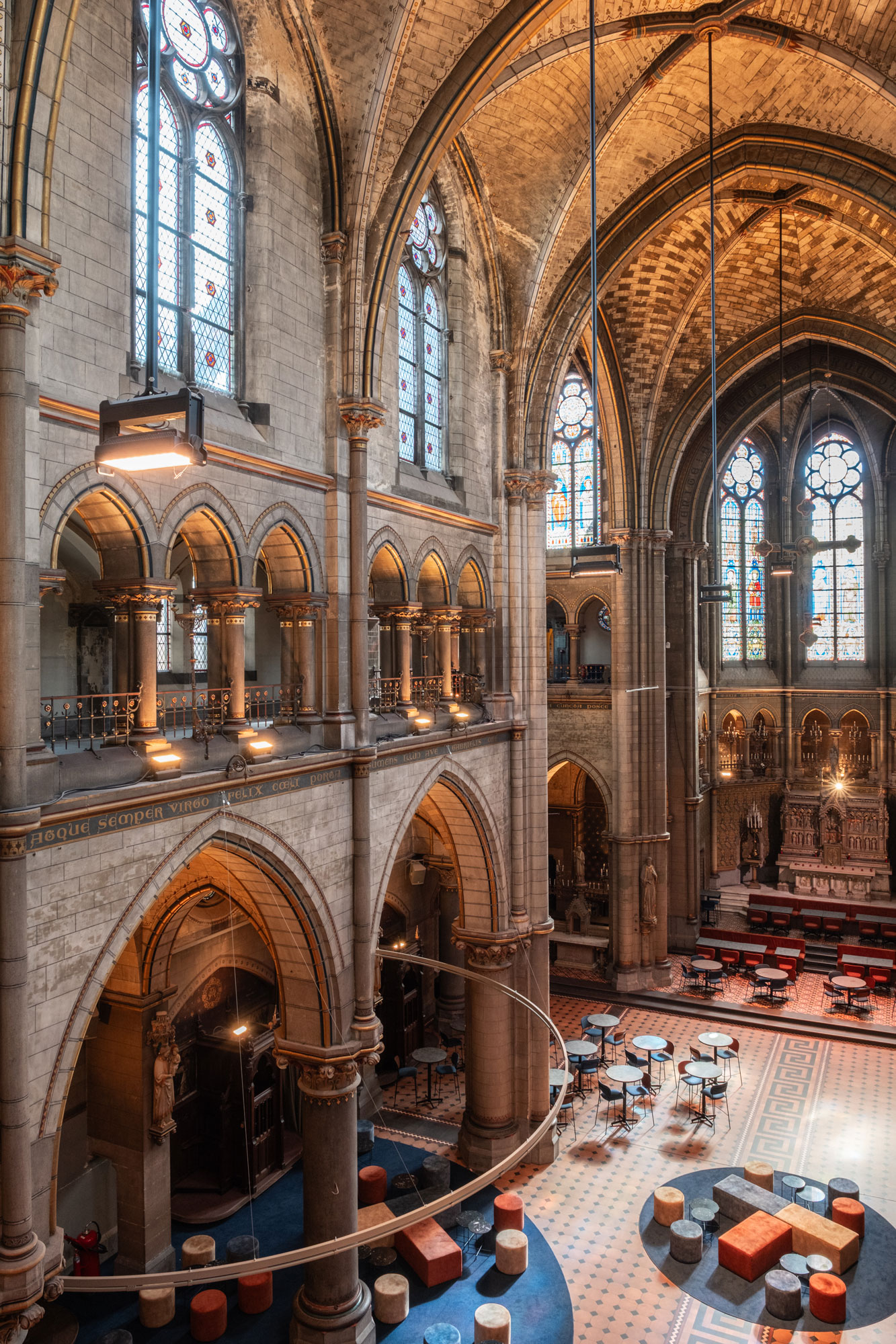 kerk als theaterfoyer met bar, tafels en stoelen interieurinrichting restauratie en herbestemming Antwerpen