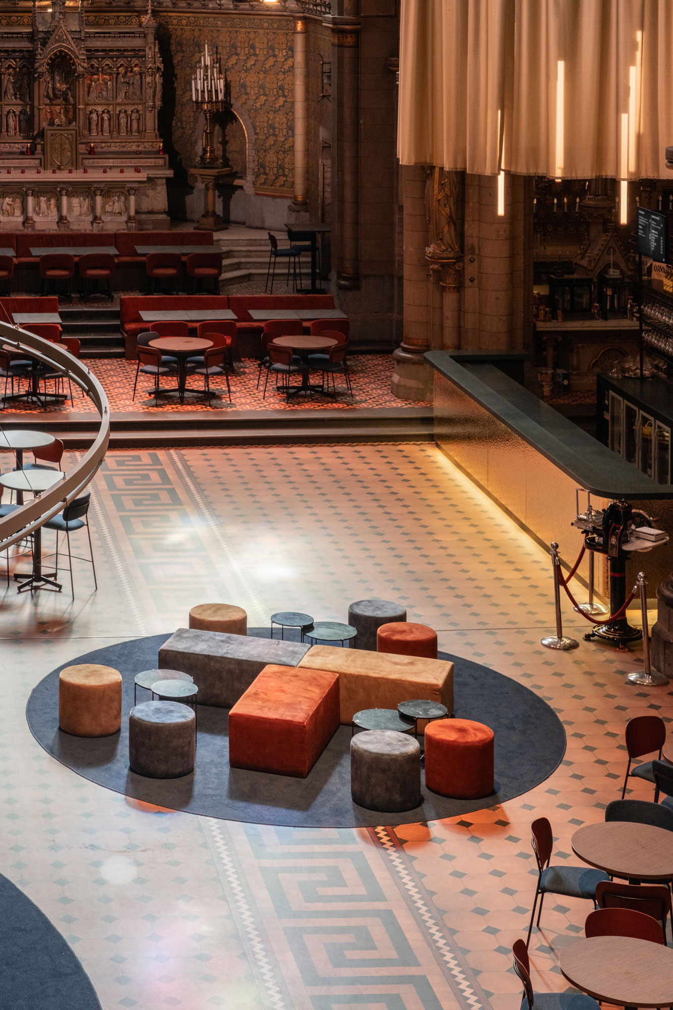 kerk als theaterfoyer met bar en los zitmeubilair en gordijnen met verlichting interieurinrichting restauratie en herbestemming Antwerpen