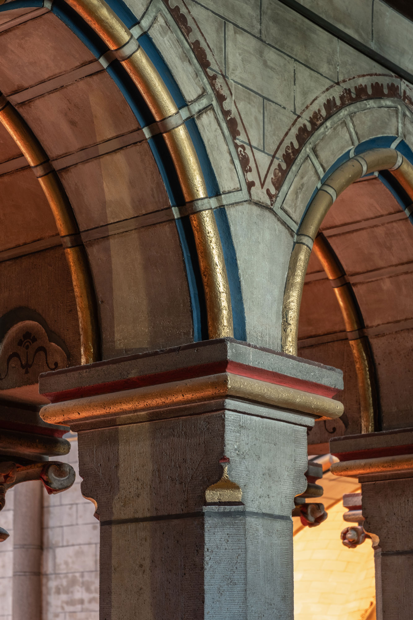 kerk als theaterfoyer zuil met spitsbogen interieurinrichting restauratie en herbestemming Antwerpen