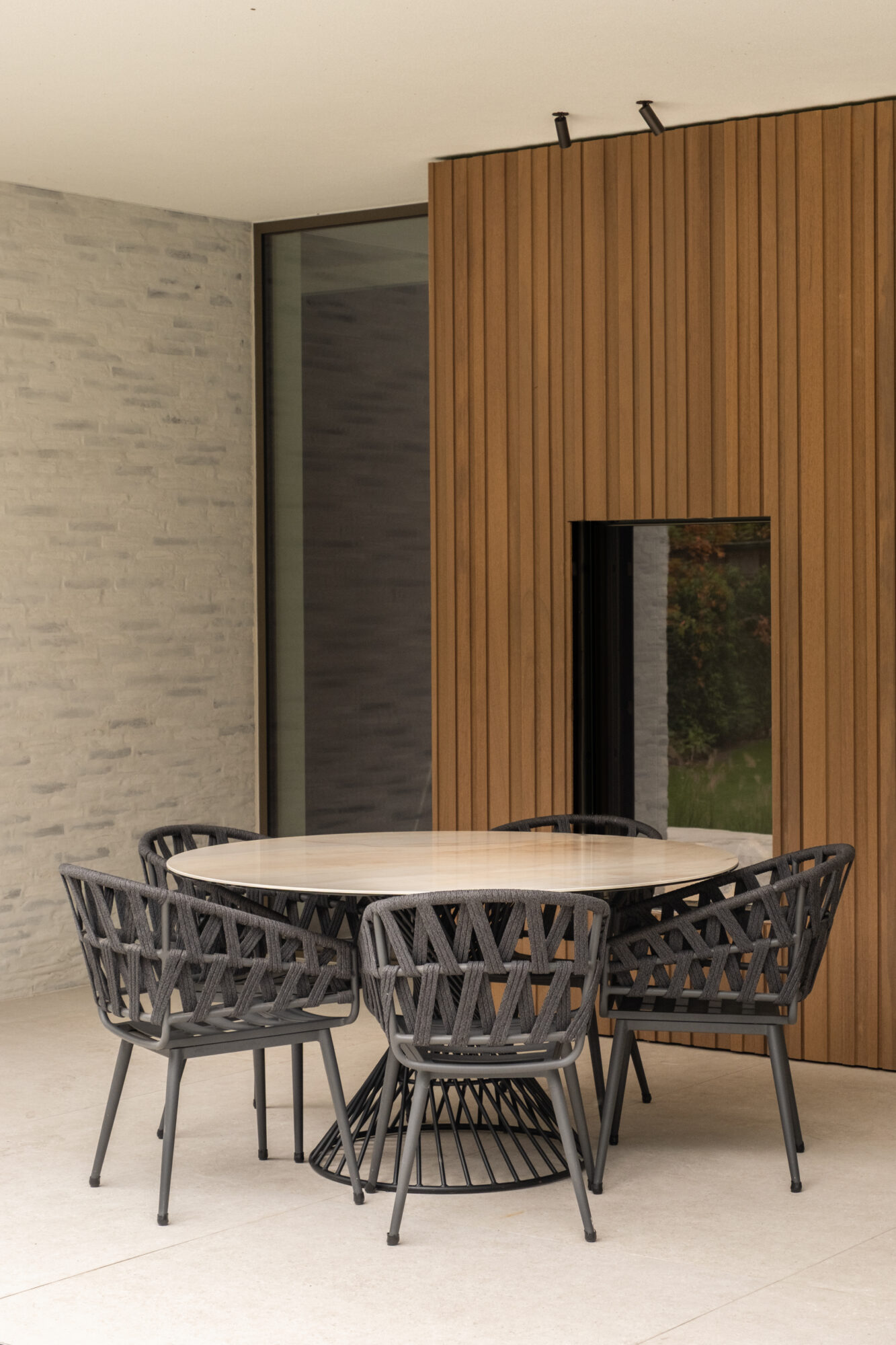 houten gevelbekleding aan terras met ronde tafel nieuwbouwwoning Zoersel