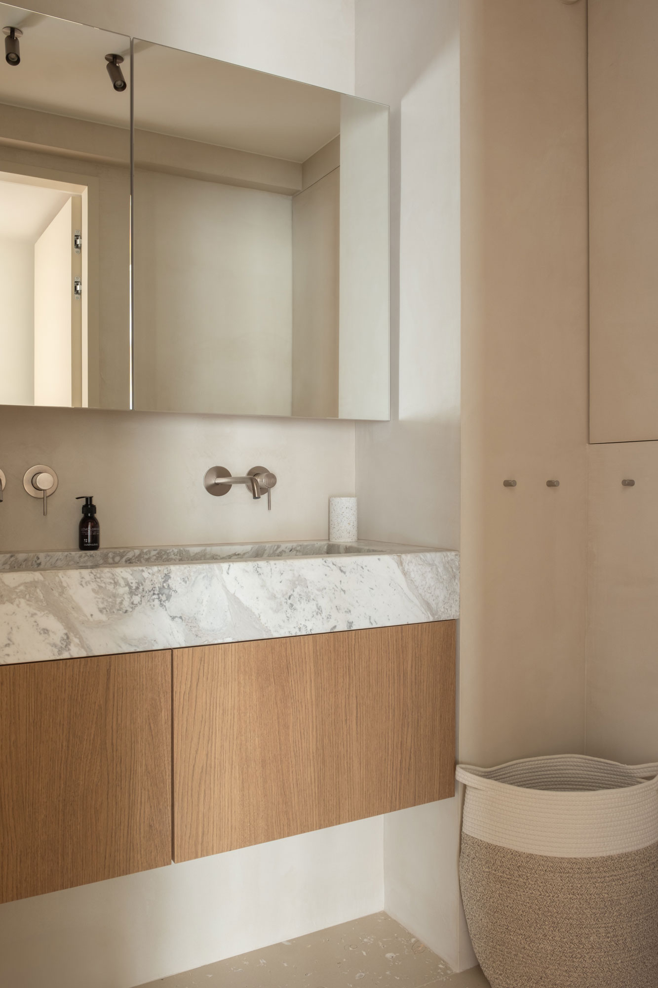 badkamerinrichting badkamer lavabo uit natuursteen interieurinrichting appartement kustappartement Knokke