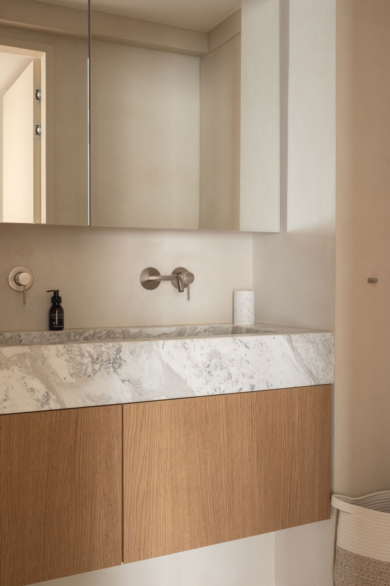 badkamerinrichting badkamer lavabo uit natuursteen interieurinrichting appartement kustappartement Knokke