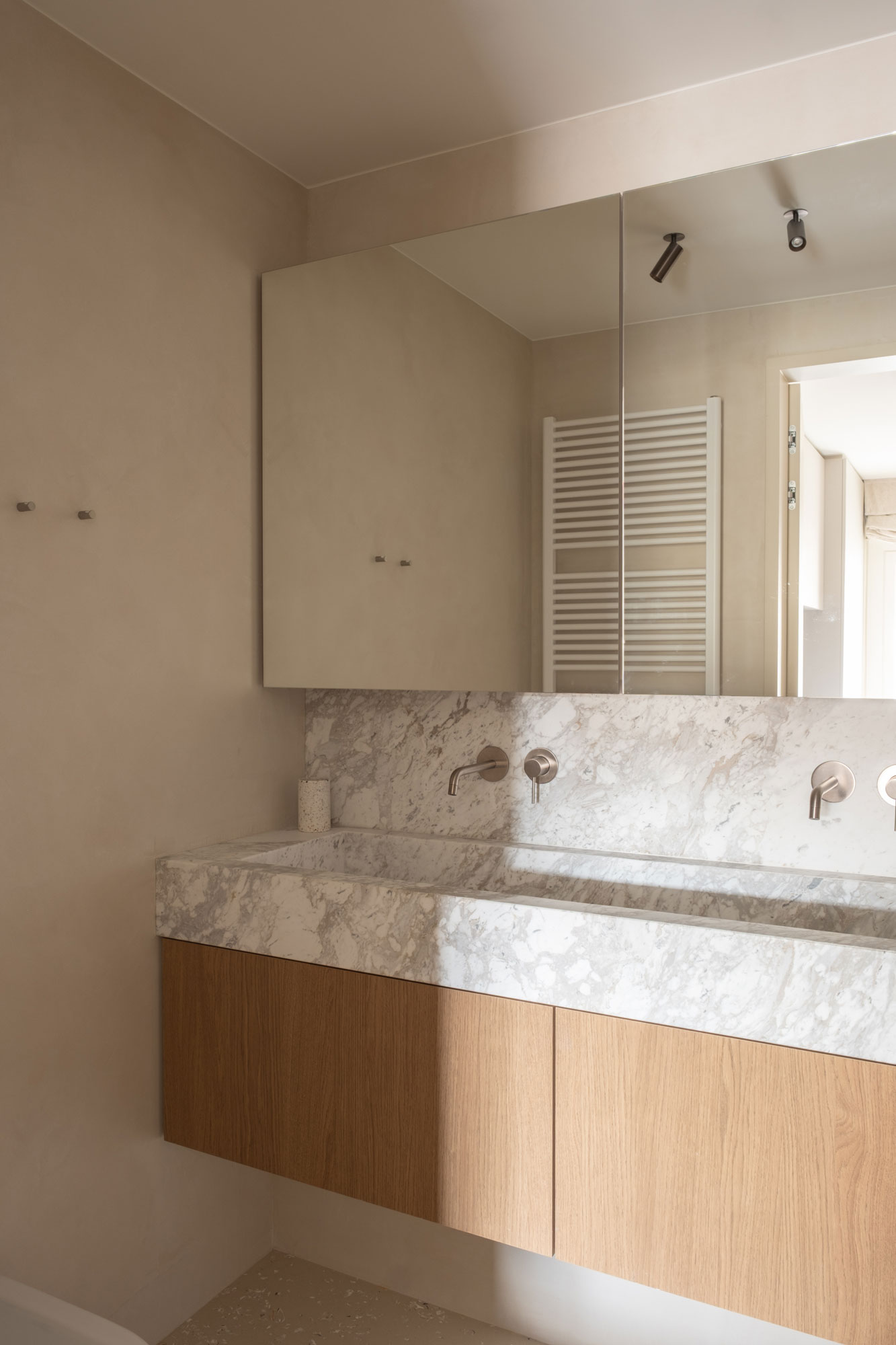 badkamerinrichting badkamer lavabo uit natuursteen interieurinrichting appartement kustappartement Knokke