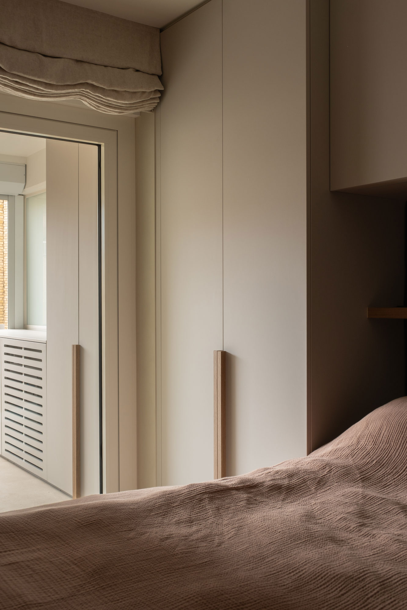 slaapkamerinrichting slaapkamer bed maatkast interieurinrichting appartement kustappartement Knokke
