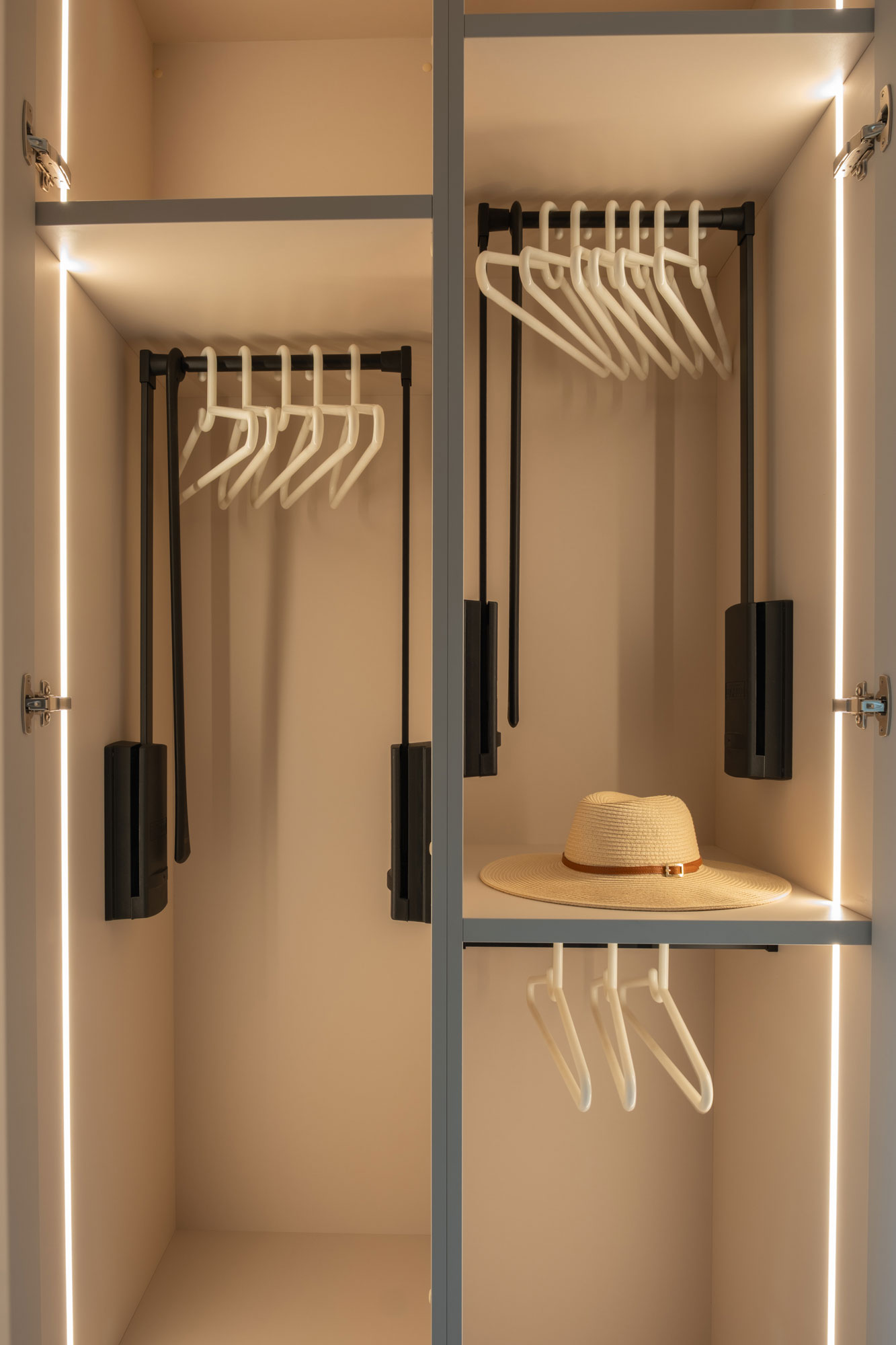 kast met verlichting legplanken en kledingroeden interieurinrichting appartement kustappartement Knokke