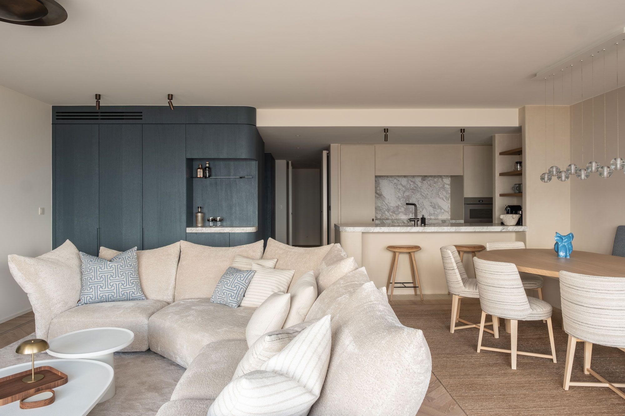 leefruimte maatwerk zetel, keuken en tafel interieurinrichting appartement kustappartement Knokke