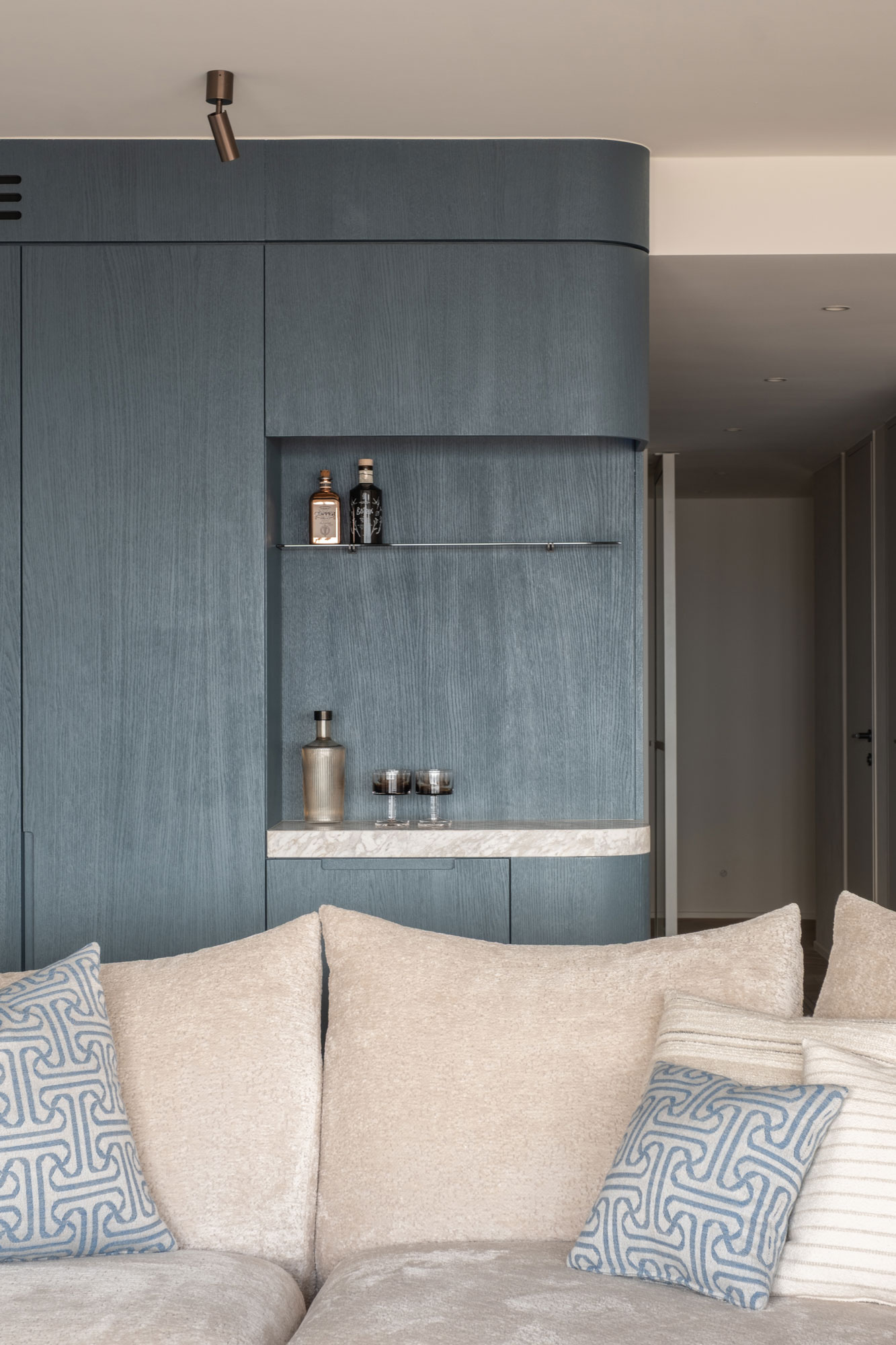 leefruimte gelakte eikenhouten maatkast en zetel interieurinrichting appartement kustappartement Knokke
