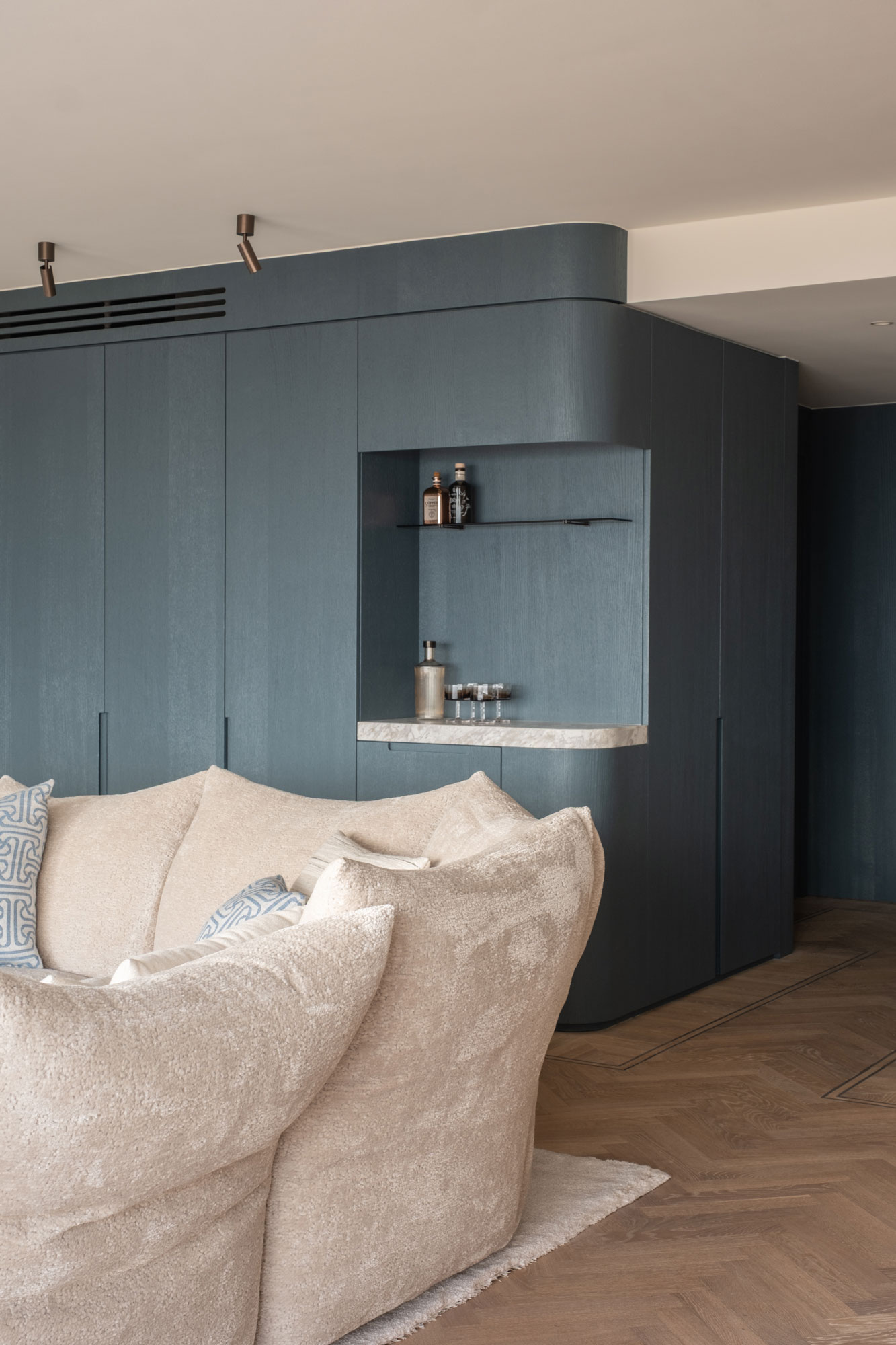 leefruimte gelakte eikenhouten maatkast en zetel interieurinrichting appartement kustappartement Knokke