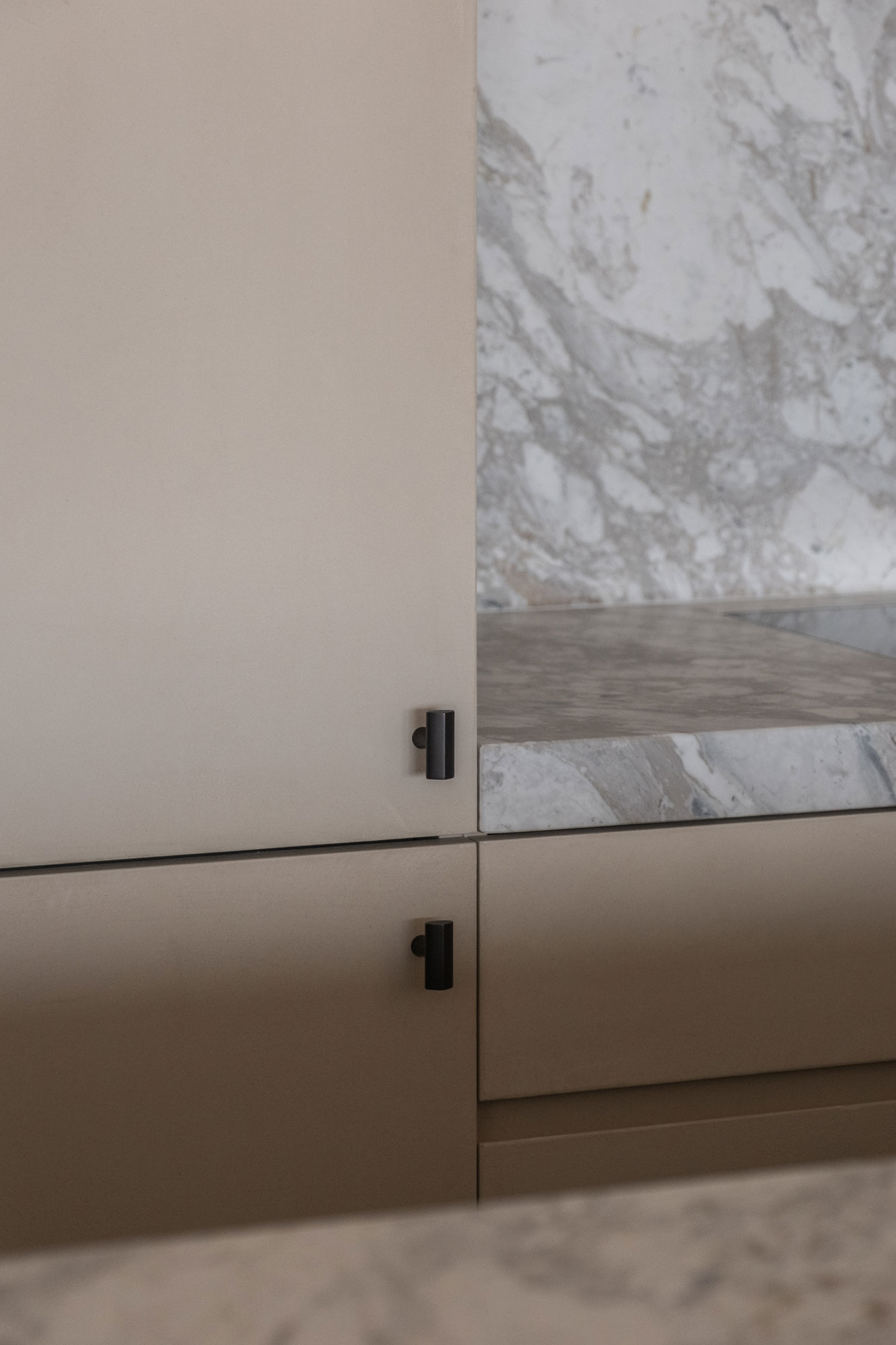 keukeninrichting keuken uit microtopping en natuursteen interieurinrichting appartement kustappartement Knokke