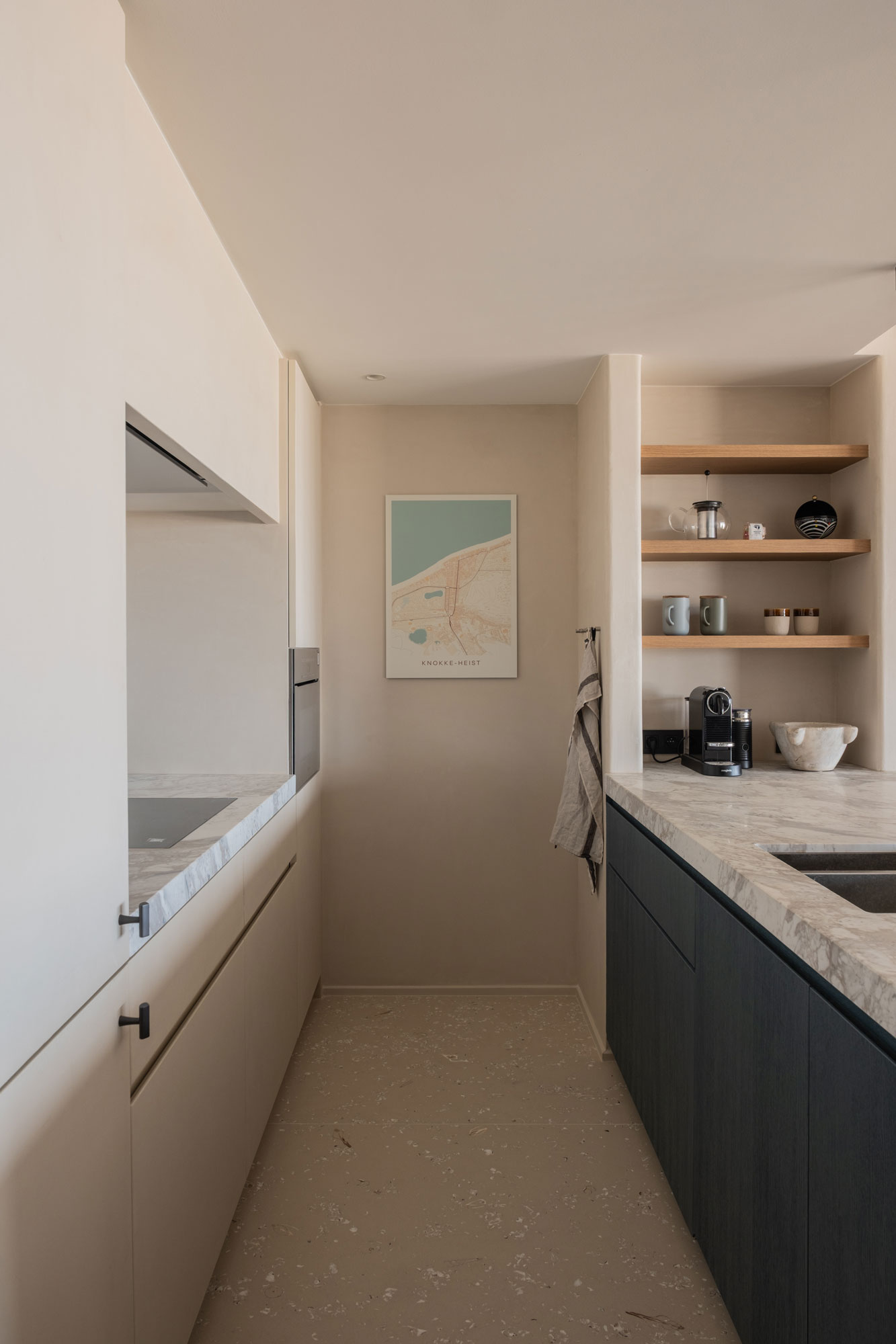 keukeninrichting open keuken met microtopping en natuursteen interieurinrichting appartement kustappartement Knokke