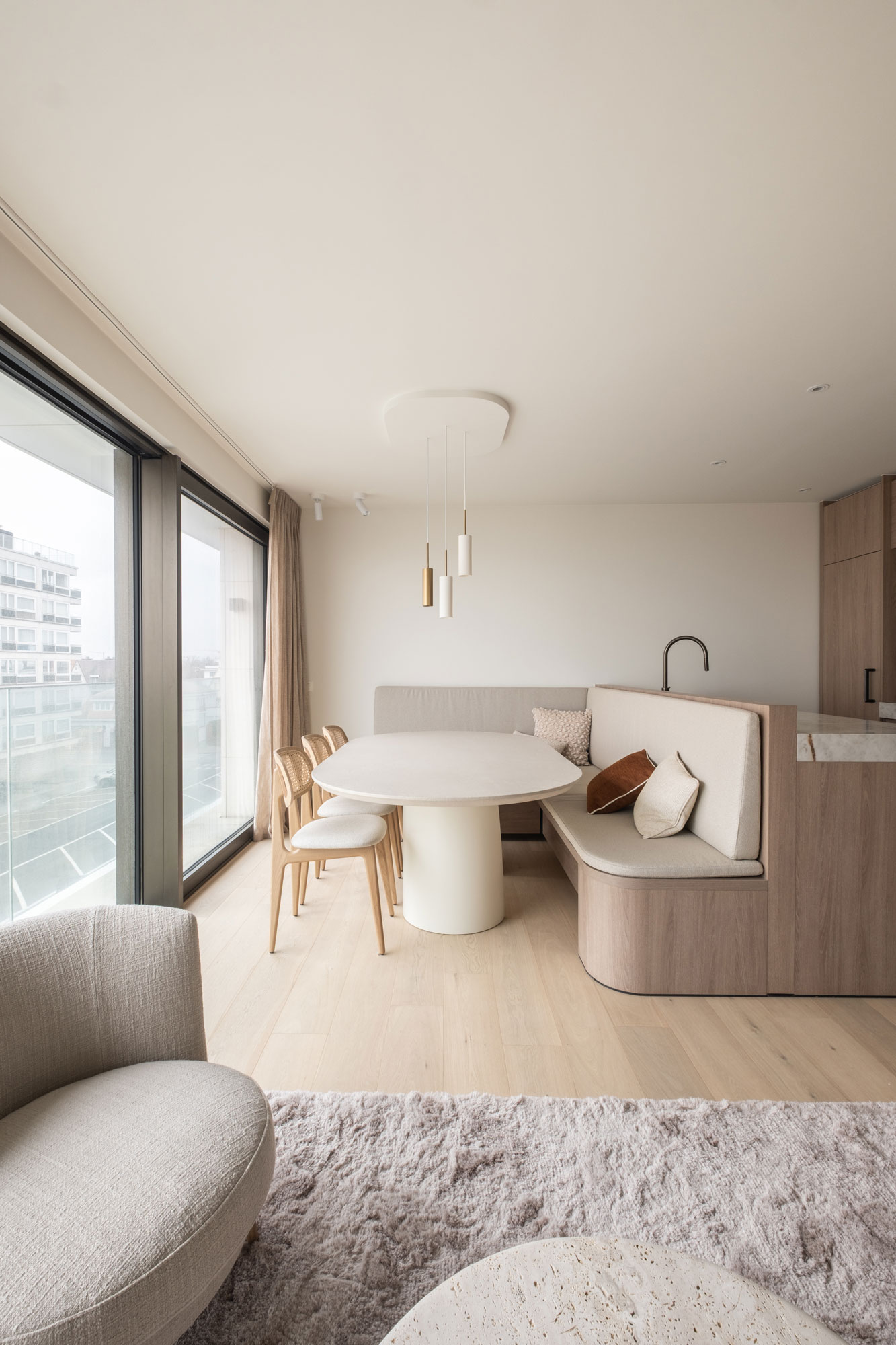 keukeninrichting tafel zitbank interieurinrichting appartement kustappartement Duinbergen Knokke