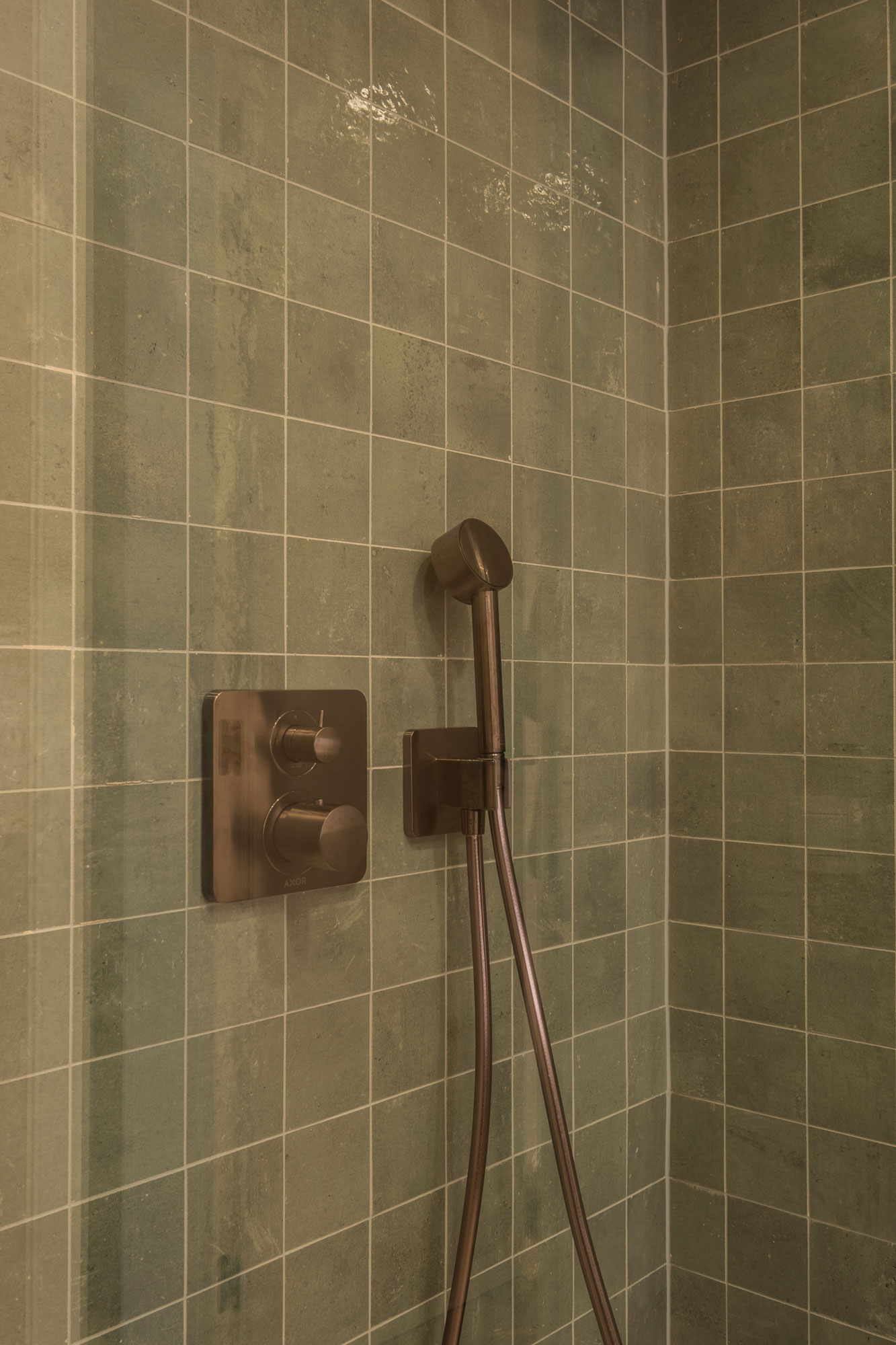 douche badkamerinrichting groene tegels appartement kustappartement Duinbergen Knokke