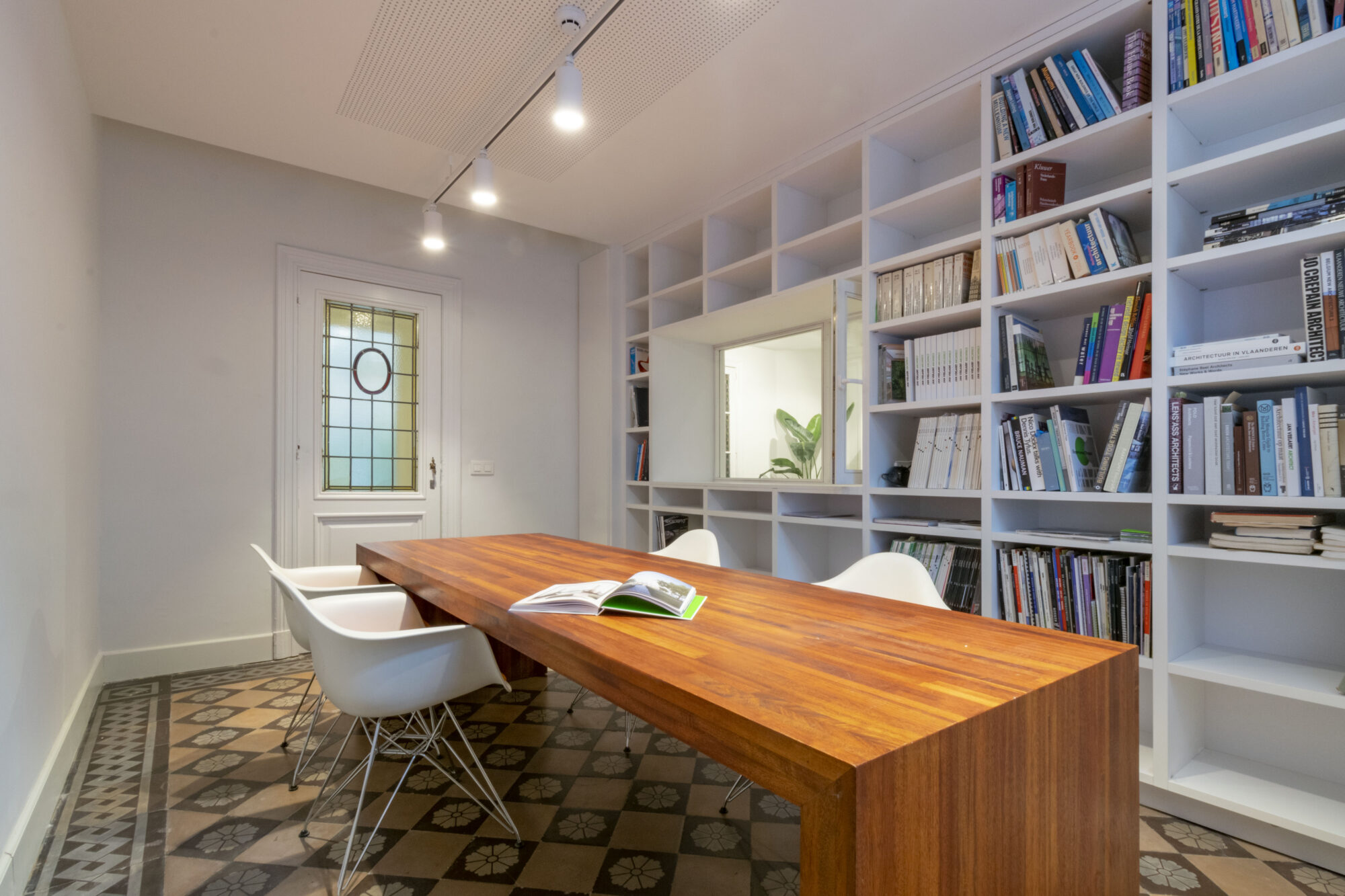 maatmeubilair houten tafel, glas in lood en mozaïek vloer interieurinrichting herontwikkeling priesterwoningen kantoren Antwerpen