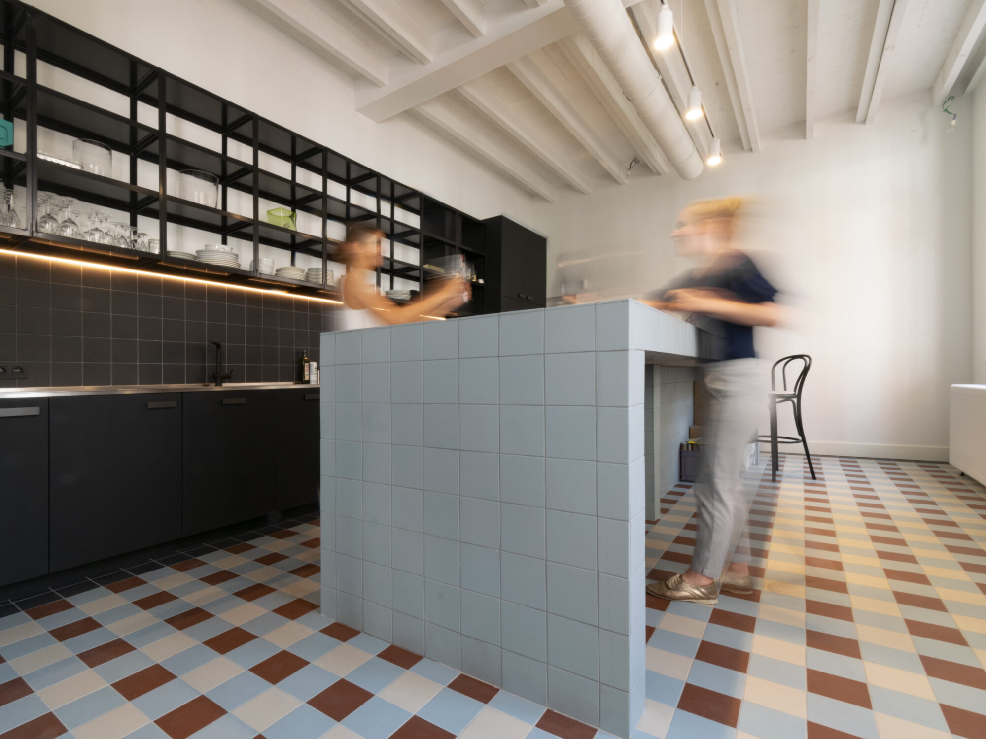 keukeninrichting keuken keukeneiland mozaïek vloer interieurinrichting herontwikkeling priesterwoningen kantoren Antwerpen