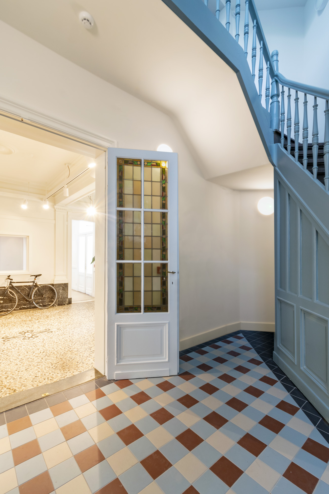 deur met glas in lood, terazzo vloer en mozaïek vloer interieurinrichting herontwikkeling priesterwoningen kantoren Antwerpen