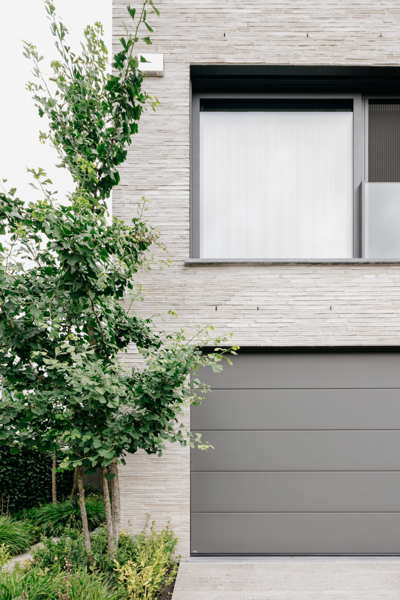 langgerekte gevelsteen en buitenschrijnwerk architectuur nieuwbouwwoning Edegem