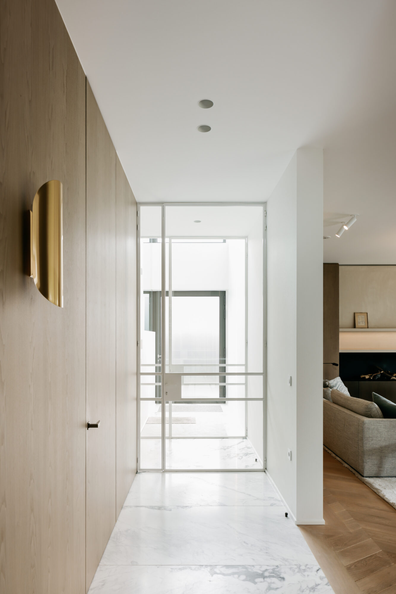 glazen deur natuursteen, parket en houten wandbekleding interieurinrichting nieuwbouwwoning Edegem