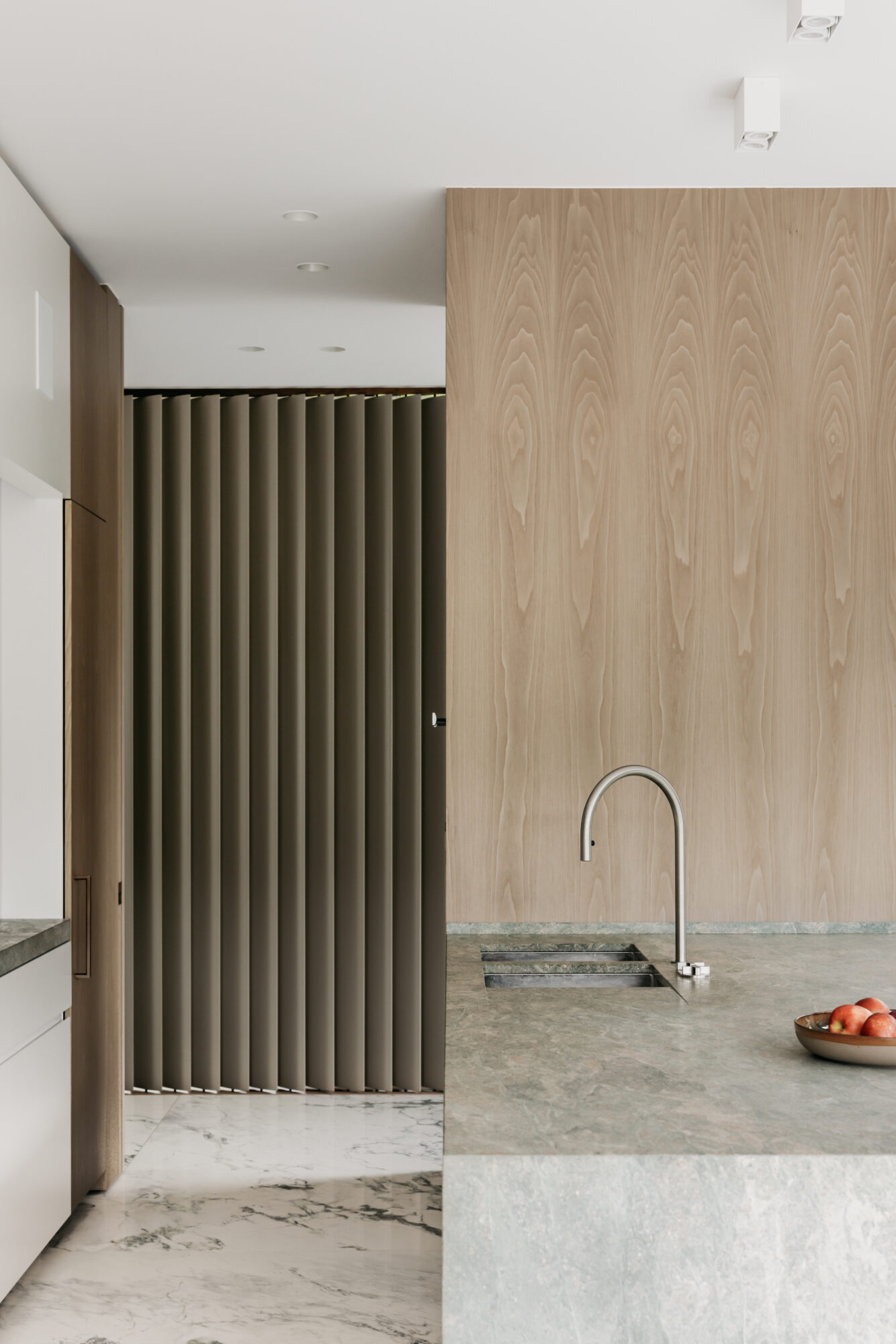 keukeninrichting keuken maatwerk hout en natuursteen interieurinrichting nieuwbouwwoning Edegem