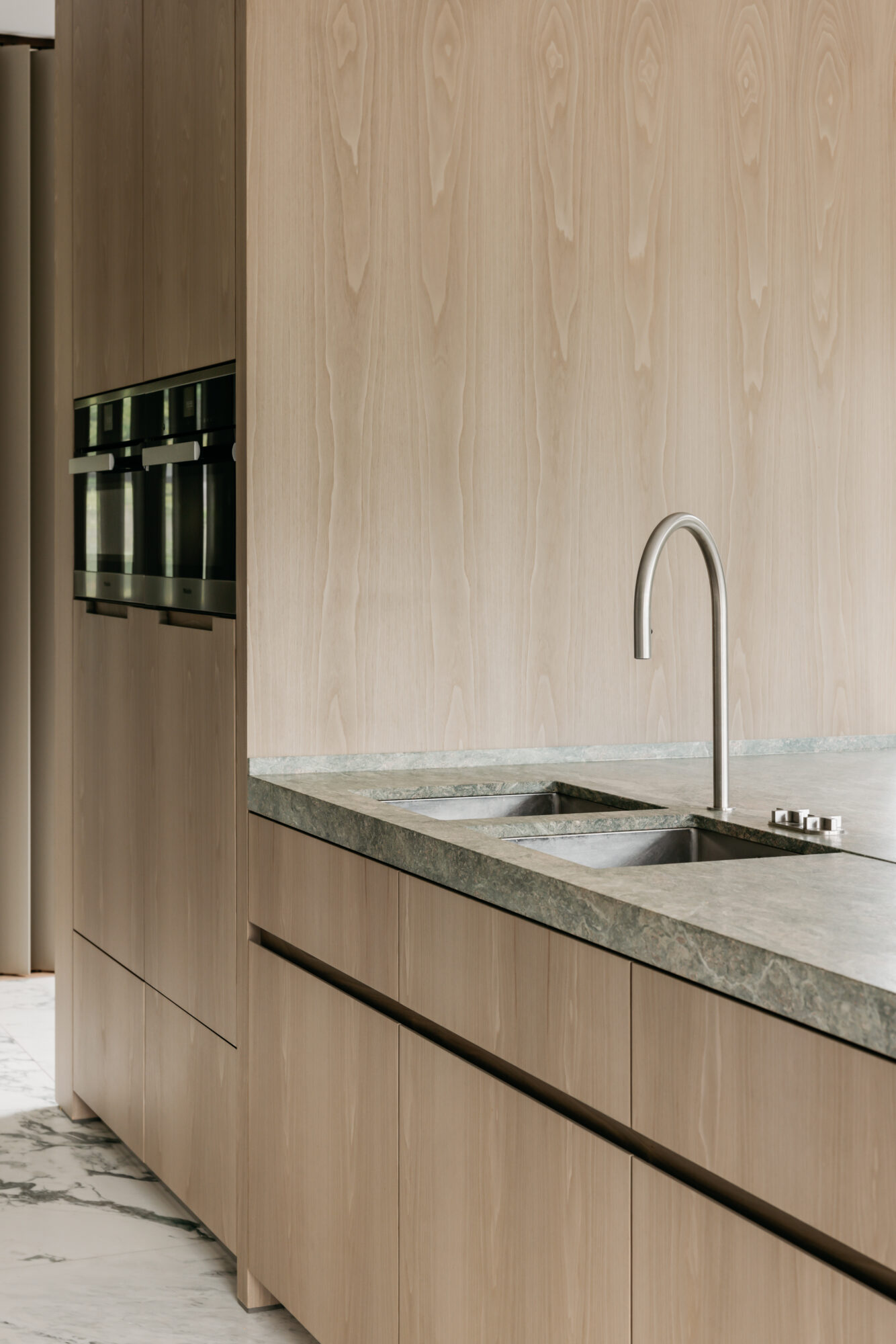 keukeninrichting keuken maatwerk hout en natuursteen interieurinrichting nieuwbouwwoning Edegem