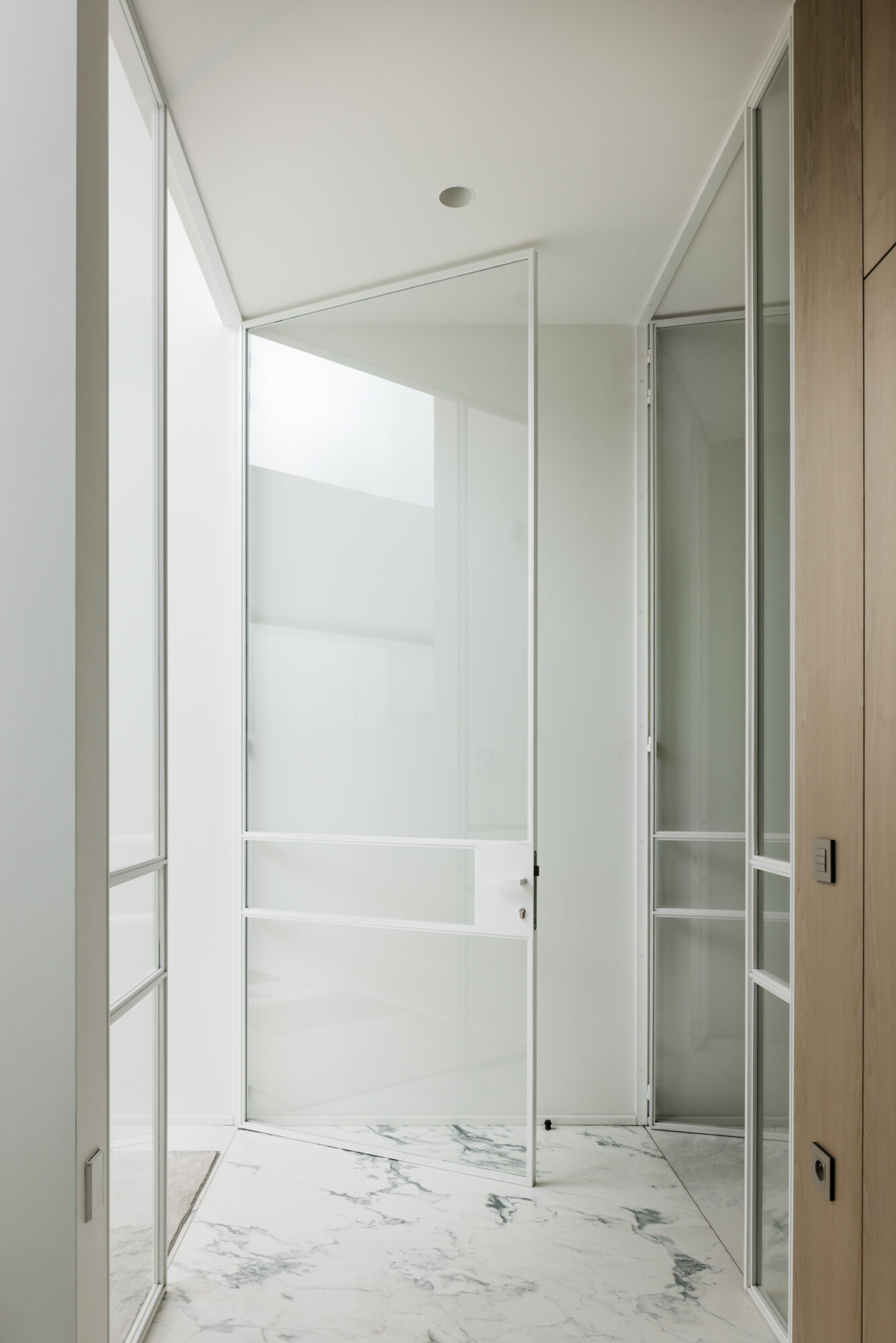 glazen deur natuursteen interieurinrichting nieuwbouwwoning Edegem
