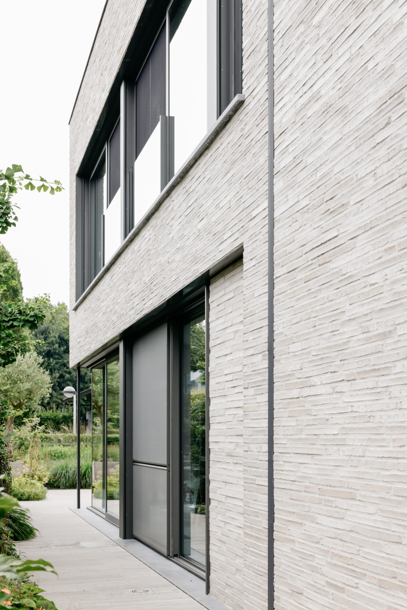 langgerekte gevelsteen en buitenschrijnwerk architectuur nieuwbouwwoning Edegem